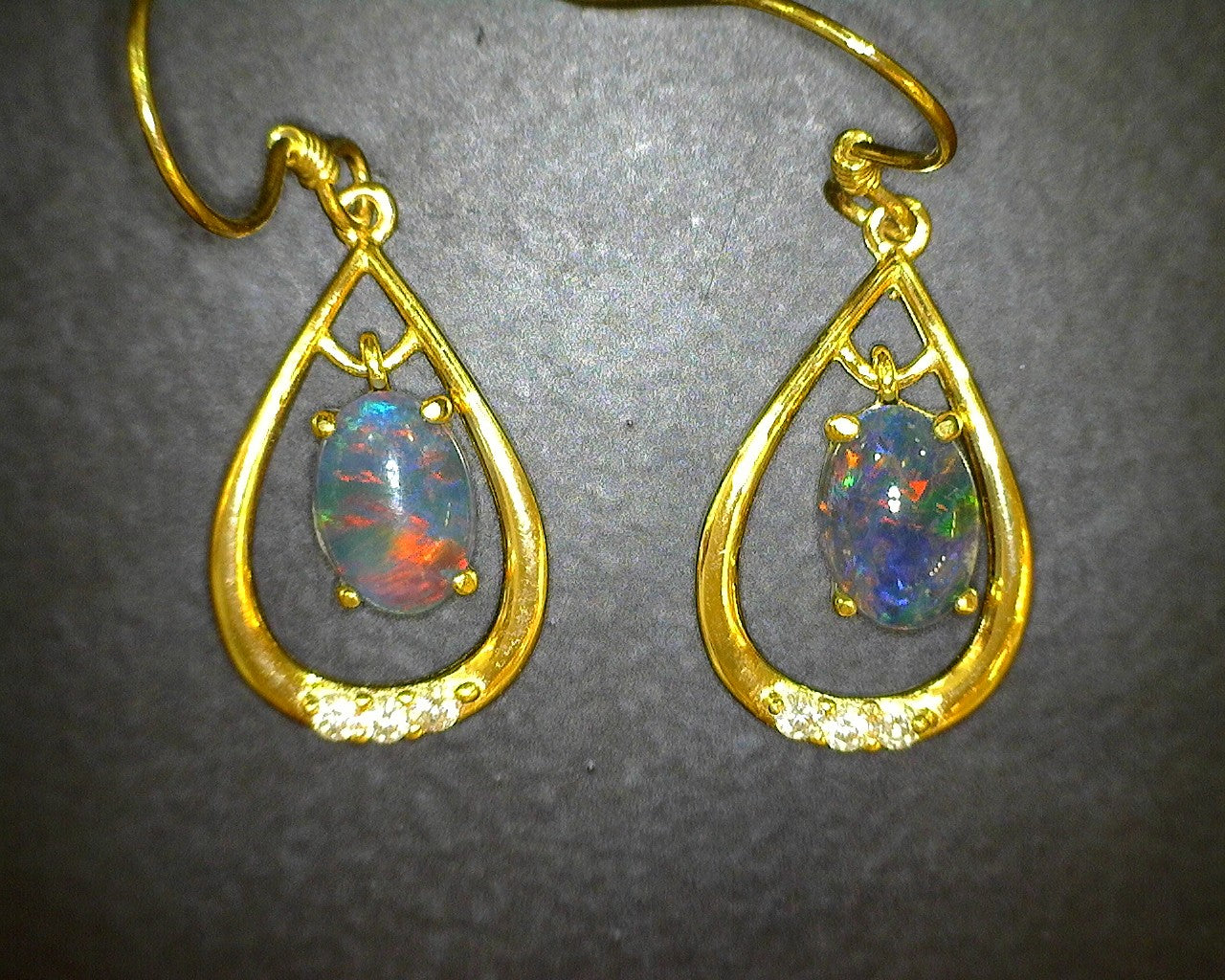 Sterling Silver dangling pear shape Opal tripelt 7x5mm earrings dangling